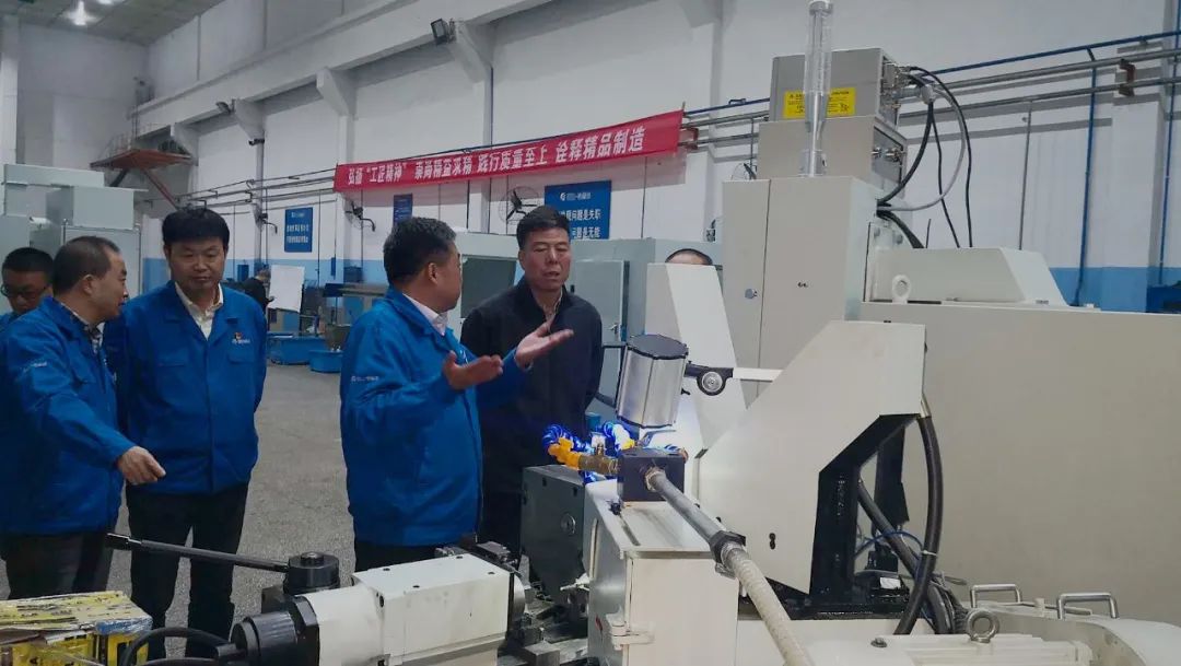 �ϼ������³�����һ�ߵ���ָ������